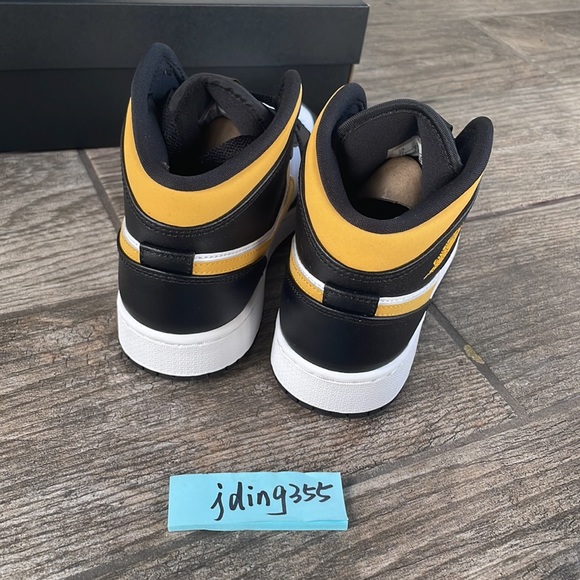 Air Jordan 1 Mid Youth/Women’s Sneakers - Picture 4 of 7